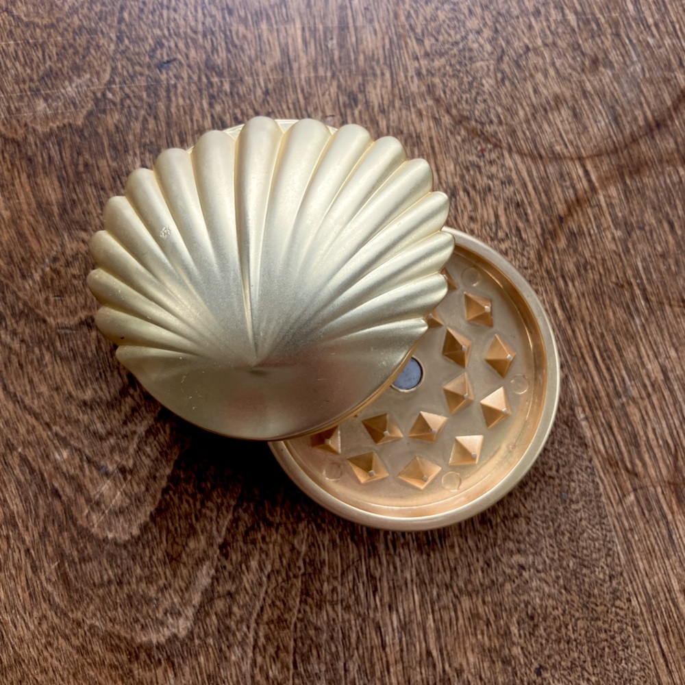 Gold Shell-Shaped Herb Grinder
